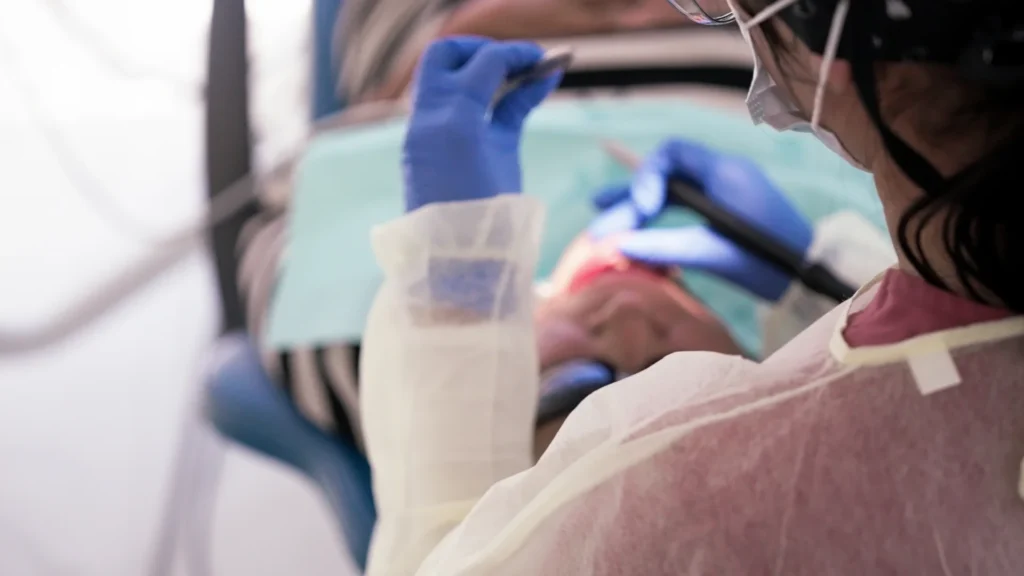 7 Claves de Blanqueamiento Dental Broward County 2 Dental treatment in progress at Metropolitan Smile Design, Tamarac FL